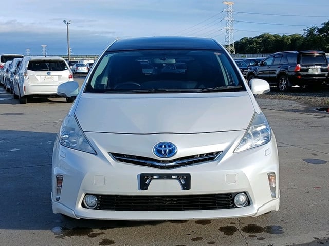 TOYOTA PRIUS ALPHA photo 2