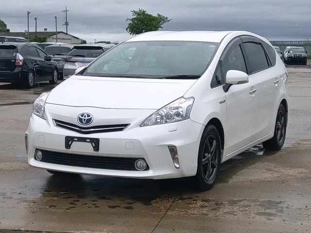 TOYOTA PRIUS ALPHA photo 3
