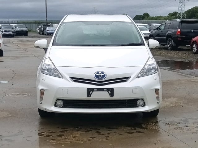 TOYOTA PRIUS ALPHA photo 2