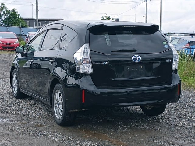 TOYOTA PRIUS ALPHA 2013