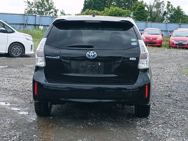 TOYOTA PRIUS ALPHA photo 2