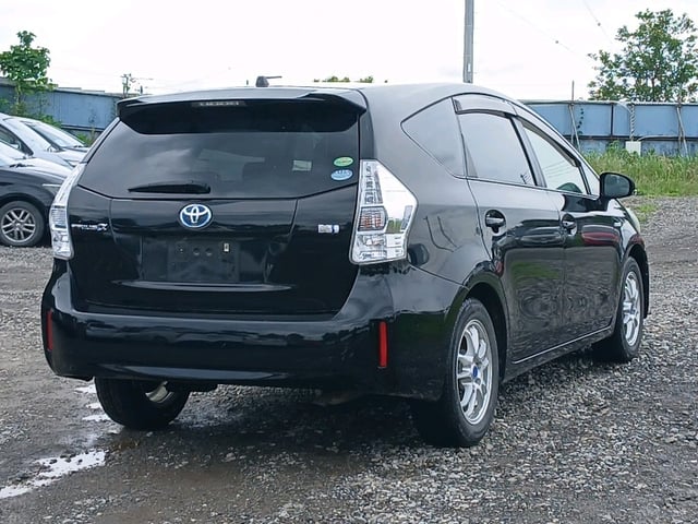 TOYOTA PRIUS ALPHA photo 3