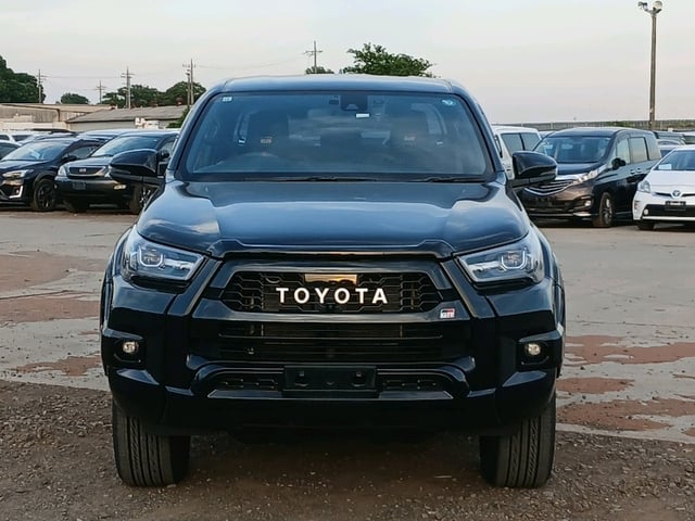 TOYOTA HILUX photo 2