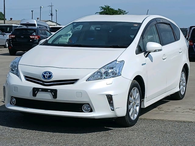 TOYOTA PRIUS ALPHA photo 3