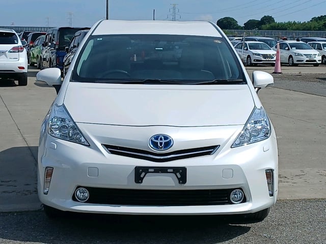 TOYOTA PRIUS ALPHA photo 2