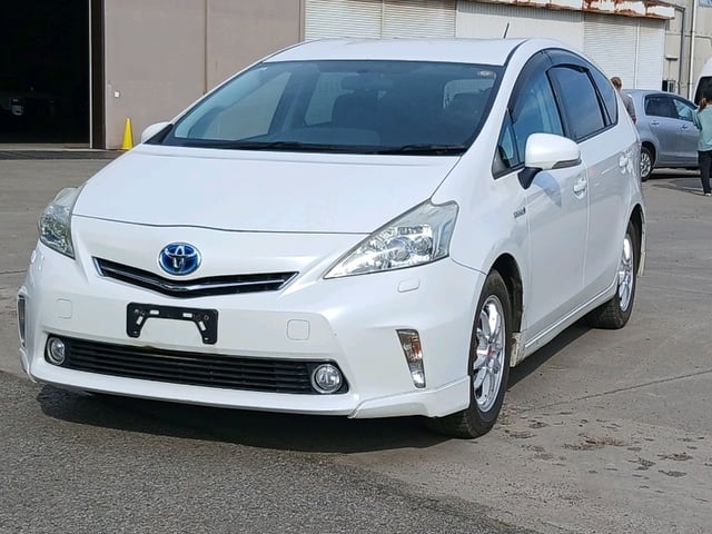 TOYOTA PRIUS ALPHA photo 3