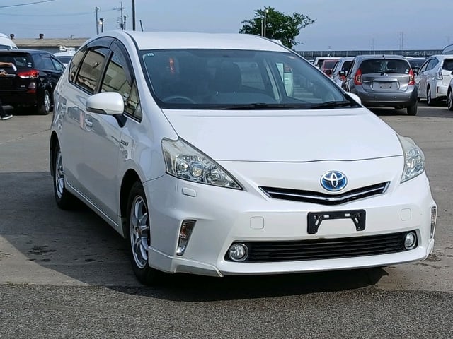 TOYOTA PRIUS ALPHA 2011