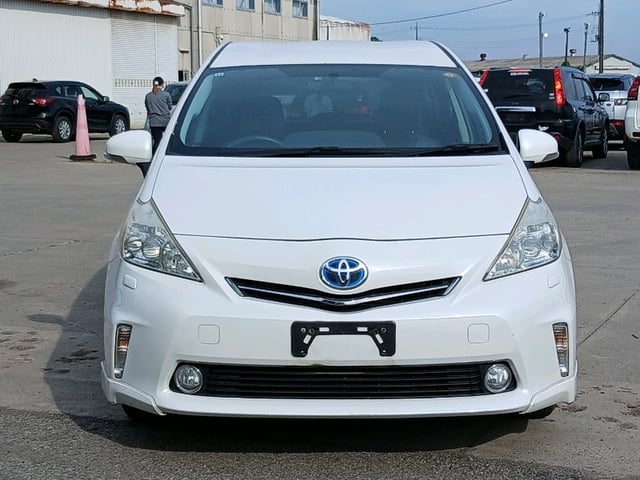 TOYOTA PRIUS ALPHA photo 2