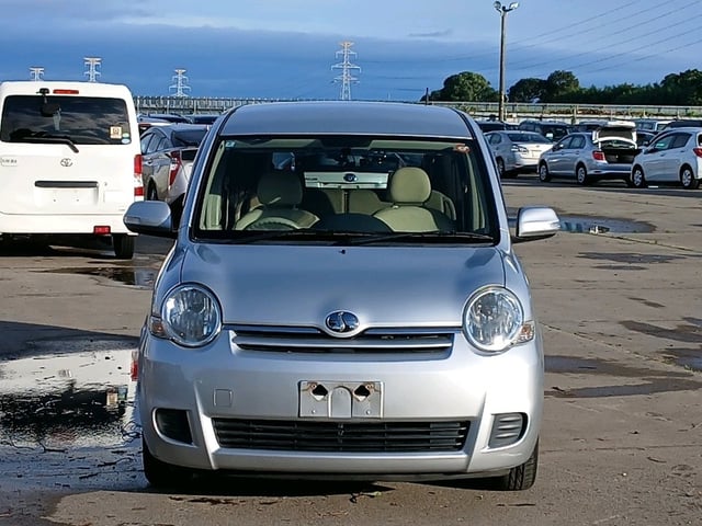 TOYOTA SIENTA photo 2