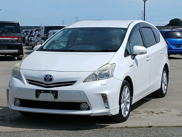 TOYOTA PRIUS ALPHA photo 3