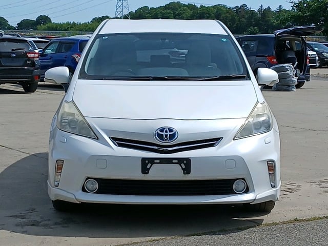 TOYOTA PRIUS ALPHA photo 2