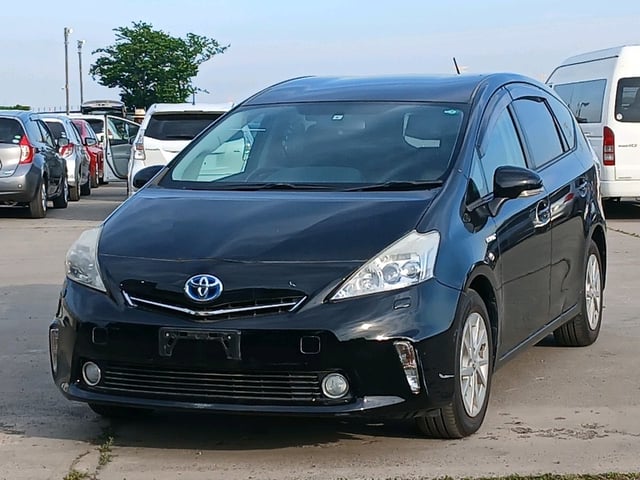 TOYOTA PRIUS ALPHA photo 3