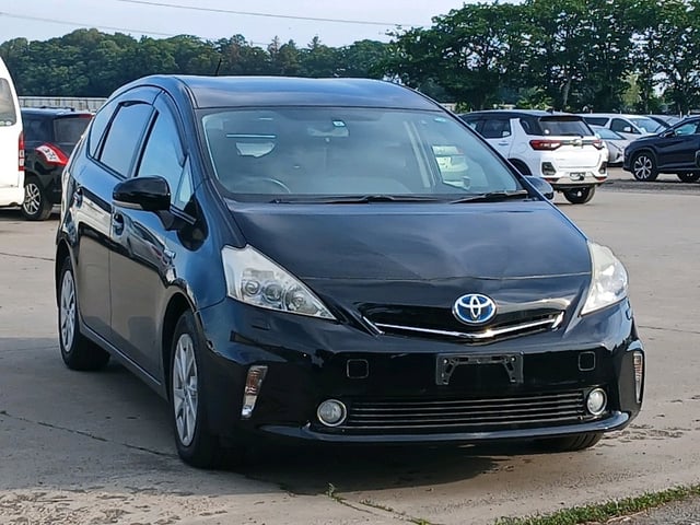TOYOTA PRIUS ALPHA 2011