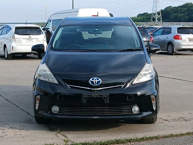 TOYOTA PRIUS ALPHA photo 2