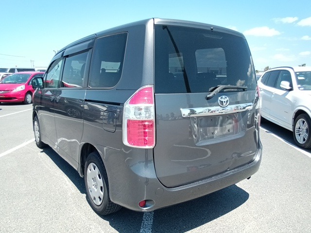 TOYOTA NOAH photo 3