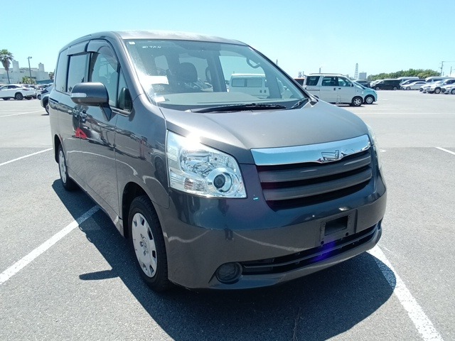TOYOTA NOAH 2008