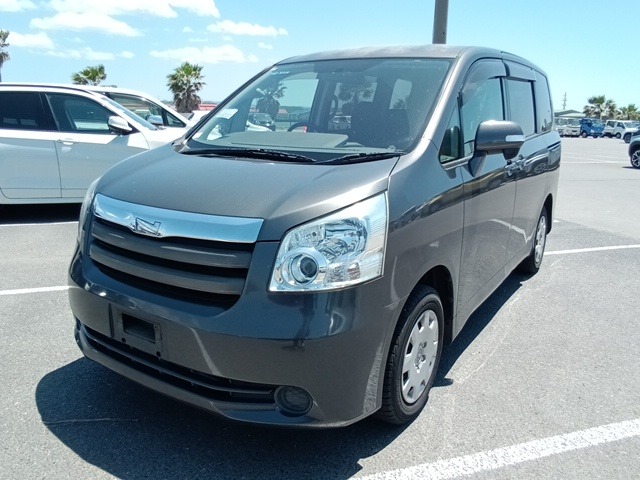 TOYOTA NOAH photo 2