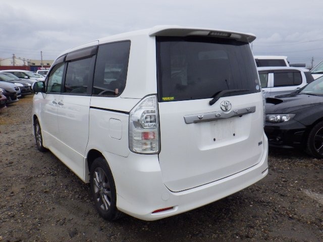 TOYOTA VOXY photo 3