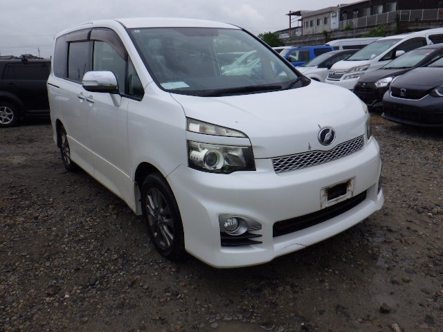 TOYOTA VOXY 2011
