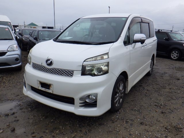 TOYOTA VOXY photo 2