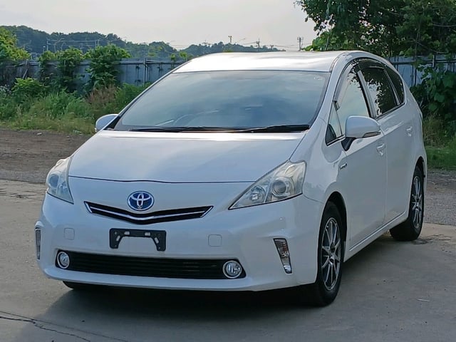 TOYOTA PRIUS ALPHA photo 3