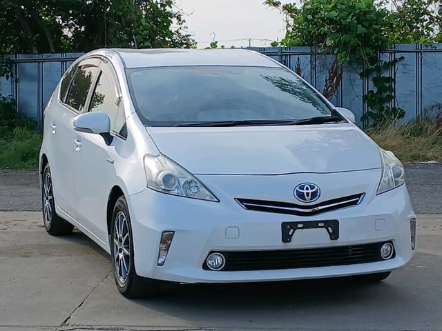 TOYOTA PRIUS ALPHA 2012