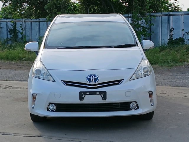TOYOTA PRIUS ALPHA photo 2