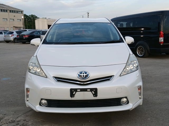 TOYOTA PRIUS ALPHA photo 2