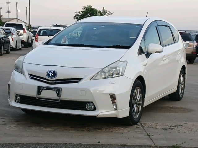 TOYOTA PRIUS ALPHA photo 3