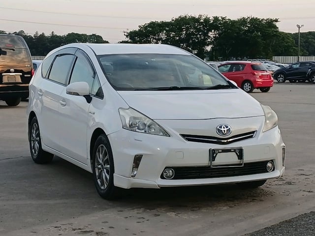 TOYOTA PRIUS ALPHA 2013