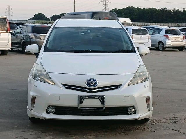 TOYOTA PRIUS ALPHA photo 2