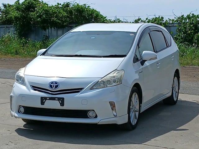 TOYOTA PRIUS ALPHA photo 3