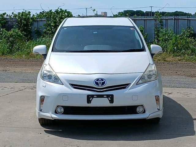 TOYOTA PRIUS ALPHA photo 2