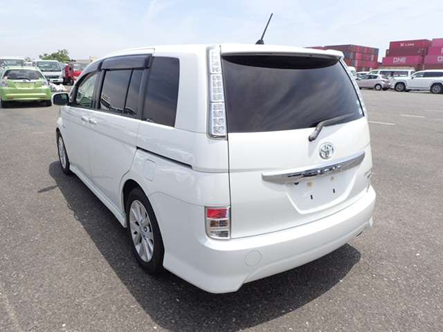 TOYOTA ISIS photo 3