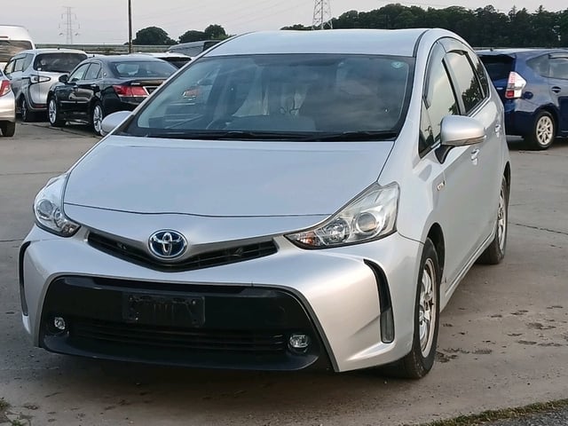 TOYOTA PRIUS ALPHA photo 3