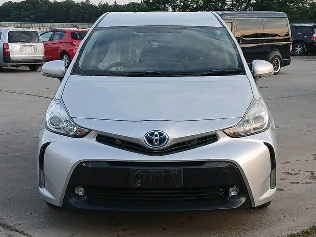 TOYOTA PRIUS ALPHA photo 2