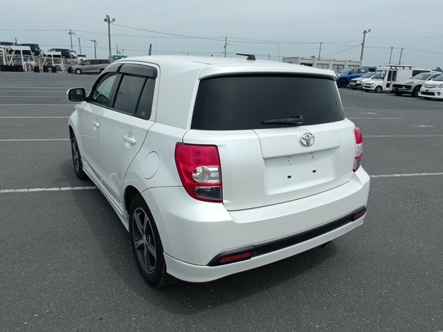 TOYOTA IST photo 3