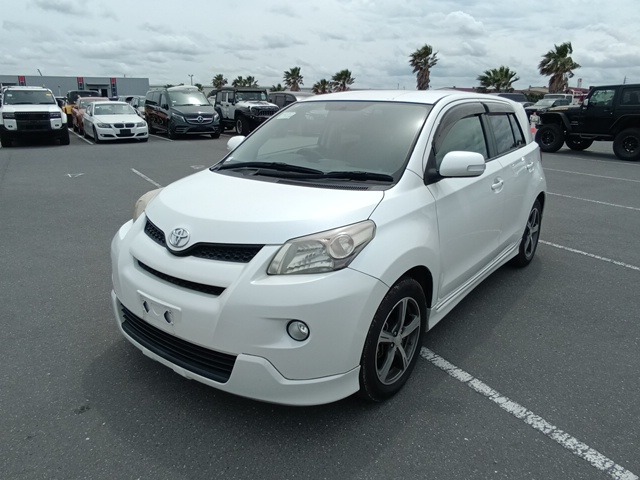 TOYOTA IST photo 2