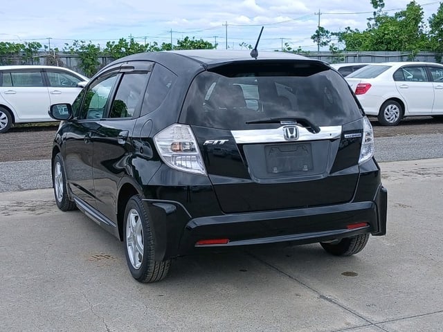 HONDA FIT HYBRID photo 2