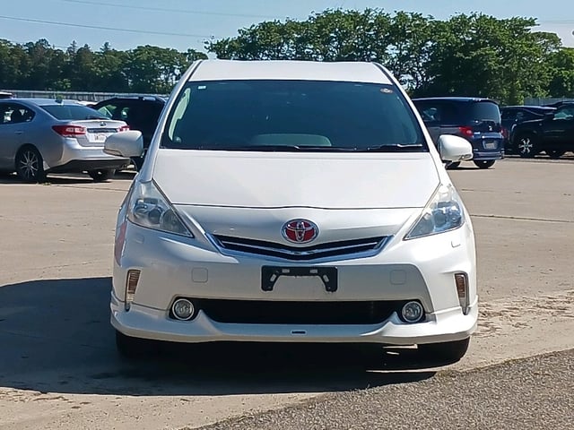TOYOTA PRIUS ALPHA photo 2