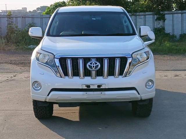 TOYOTA LAND CRUISER PRADO photo 2