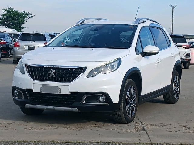 PEUGEOT 2008 photo 3