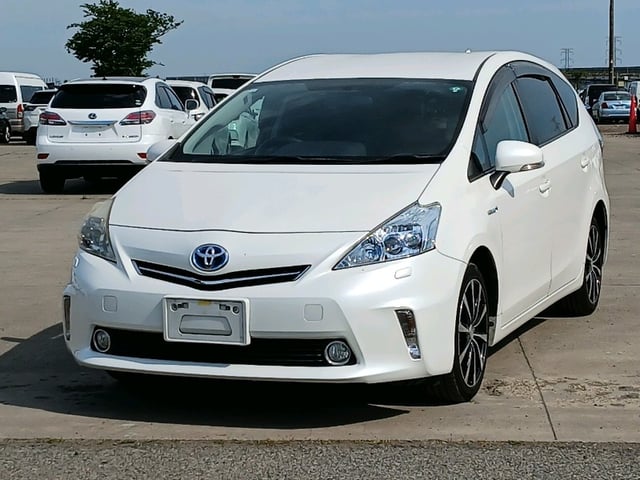 TOYOTA PRIUS ALPHA photo 3