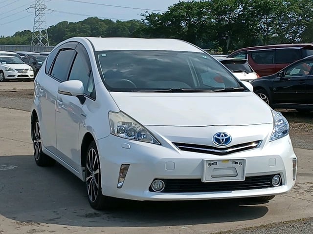 TOYOTA PRIUS ALPHA 2011