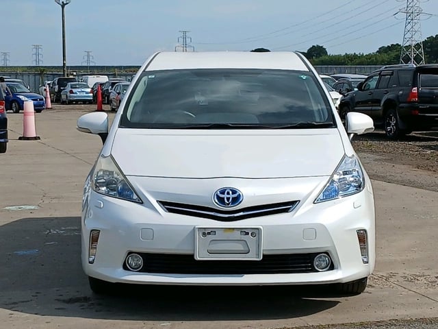 TOYOTA PRIUS ALPHA photo 2