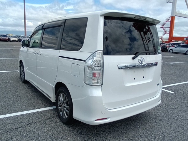TOYOTA VOXY photo 3
