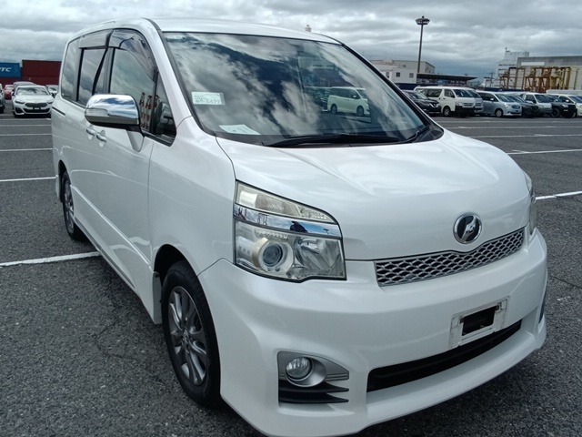 TOYOTA VOXY 2013