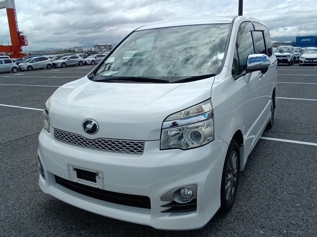 TOYOTA VOXY photo 2