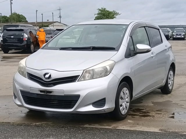 TOYOTA VITZ photo 3
