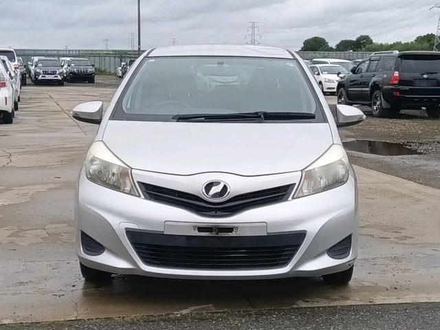 TOYOTA VITZ photo 2